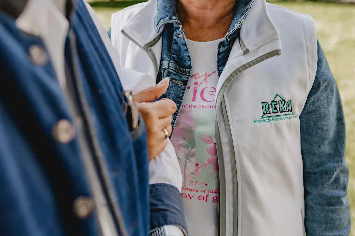 Nahaufnahme der REKA Arbeitskleidung mit eingesticktem Logo