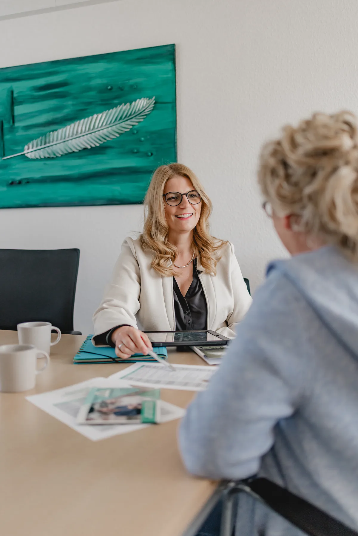 Diana Neumann im persönlichen Beratungsgespräch mit einer Kollegin im REKA Büro