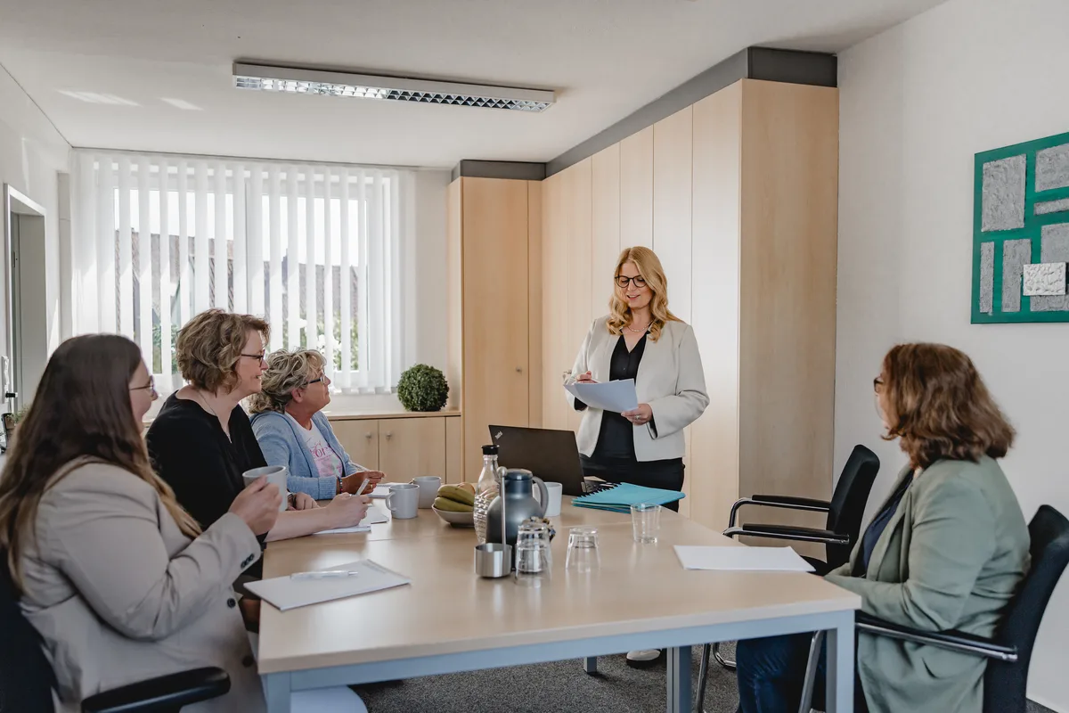 REKA Pflegeteam in einer Teambesprechung zur Tourenplanung im Büro Diekholzen